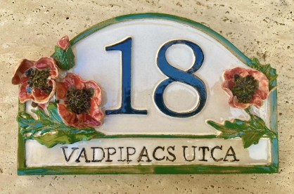 Kerámiák, házszámtáblák, szobrok, tálak képe